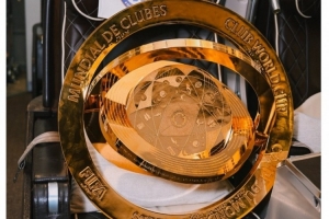 把奖杯带回家！切尔西社媒晒世俱杯奖杯搭飞机照片：一路平安