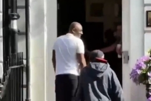 记者：马杜埃凯正在伦敦接受阿森纳的体检，体检后将签下5年合同