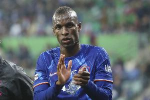 记者：切尔西希望有三名能踢9号的高水平前锋，杰克逊可能留队