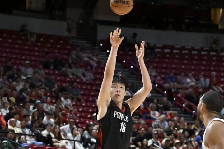 调整巨快！杨瀚森半场两记三分砍下8分2板1助3帽！