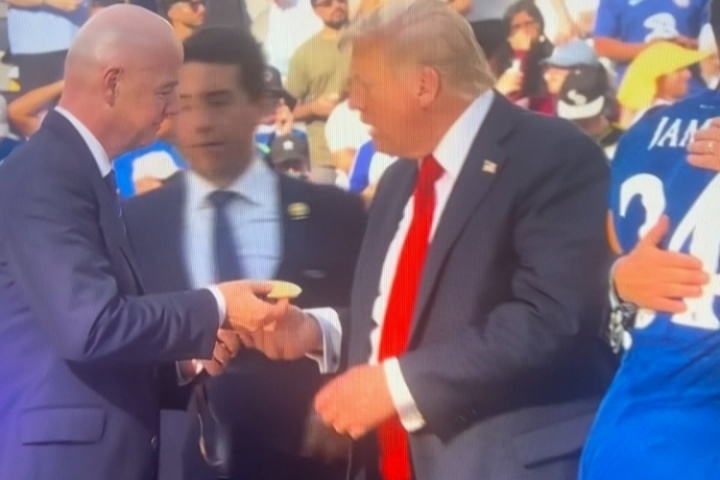 直接揣兜里了特朗普顺走切尔西1块冠军奖牌 原版奖杯也拿走了