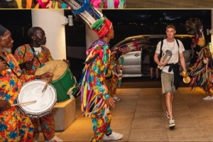 寻根！帕尔默探访祖父出生地加勒比圣基茨岛，受到英雄般的欢迎