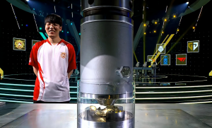 还挺好玩！Tarzan压碎HLE战队之钥 藏不住喜悦之情调皮吐舌直接笑嘻