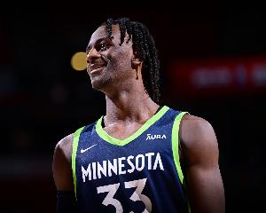 轻松两双！莱昂纳德-米勒16中8拿下22分11板2助1断1帽