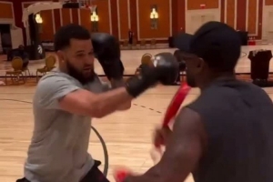 有模有样 范弗里特和乌度卡一起在赌城练拳击