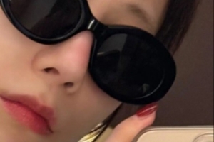 LCK主持志宣晒怼脸照：太阳亲吻还是太阳灼伤