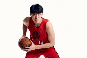 杨瀚森：看过很多利拉德的比赛 希望他早日康复 回来之后更牛