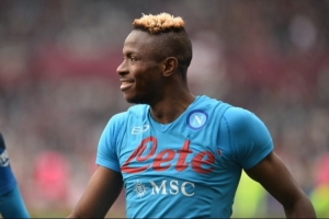 极端球迷拉横幅怒斥奥斯梅恩：乡巴佬，记住马拉多纳曾在这里踢球