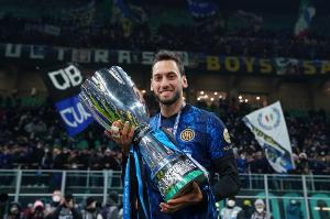 米体：费内巴切正尝试引进国米中场恰尔汗奥卢，愿报价2000万欧