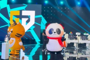 EWC现场：GEN和AL战队吉祥物虎宝与小熊猫同台登场