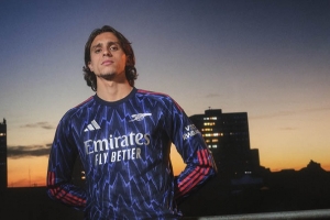 阿森纳发布25/26客场球衣，以闪电为灵感致敬90年代的黄金记忆！