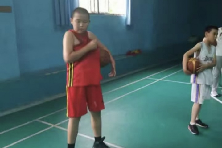 小胖子逆袭？杨瀚森称接触篮球是因为父亲让他减肥 多运动