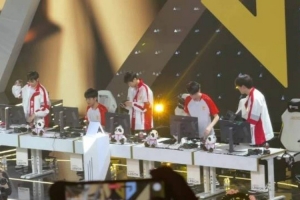 现场媒体分享AGAL选手画面：全员沉默收拾装备离开