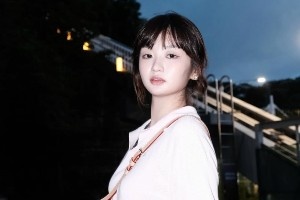 杨瀚森绯闻女友晒韩国游美照 充电宝上有❤小杨的卡通形象贴纸