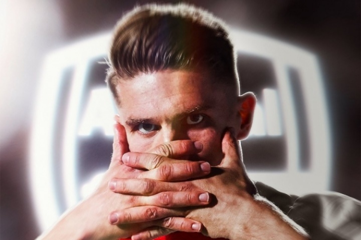 天空：约克雷斯正等待飞往新加坡的许可，他将随队参加季前赛