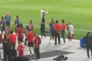 记者：加布里埃尔和廷伯在球场边，今天两人都不在阵容名单中