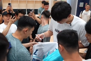 气氛真好！今天杨瀚森回到青岛男篮直奔篮球馆 直接签名签到手软