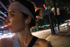 余霜分享健身照：活下来了 甚至还骑车半小时回家了