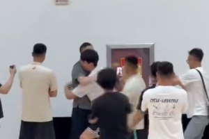 重回青岛男篮训练基地杨瀚森与刘维伟热情相拥 两人打趣交流