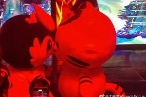 这是打架还是在贴贴？T1与GEN吉祥物赛前互动