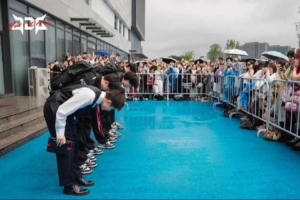 JDG官博发布昨日赛后返图：教练与队员向雨中等候粉丝鞠躬致歉