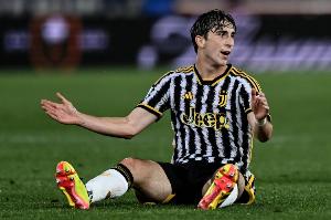 记者： 那不勒斯800万＋200万报价米雷蒂，尤文拒绝&要至少1500万