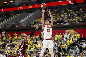 媒体人：王俊杰讨喜之处在于打球扎实 这种球员多几个男篮会更好