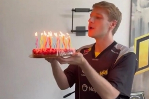 Jankos转发NAVI为其庆生：我这年纪，蛋糕都不够空间插蜡烛