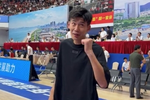 杨曦皓今天行程拉满 上午选秀&晚上就飞到厦门与福建队会合