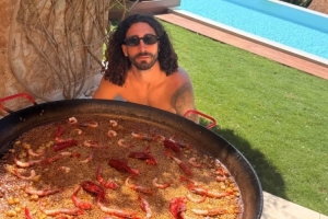 恩佐社媒晒度假照片，库库雷利亚与海鲜饭出镜