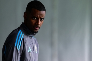 BBC女主持恳请伊萨克留队，但被球迷嘲讽：喜欢玩尬的是吧？