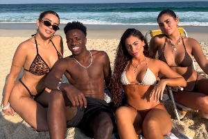 【社交秀】享受生活！维尼修斯与多位网红美女度假