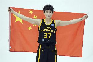 《人物》杂志：杨力维在2019年收到来自WNBA的合同 但国内不让去