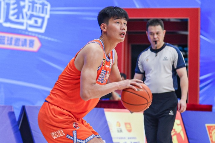 状元杨曦皓给热身赛首秀打50分：有很多球没打进和失误