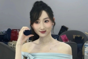 LPL官方主持童童晒照：只会️✌️的六连拍～