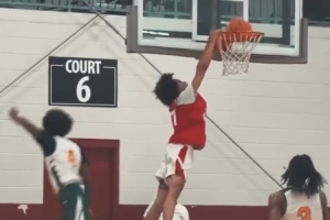 未来可期！媒体人晒小将朱正在比赛中空接视频