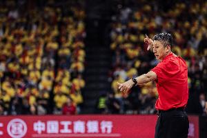 媒体人：双方打得都很抽象&裁判尽力了 成熟球队要能在比赛中解题