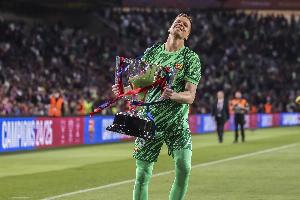 记者：巴萨目前无法注册霍安-加西亚和3C，但有信心两周解决问题