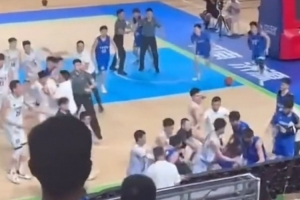 辽宁&山东U21男篮发生大规模冲突！两队全员上场群殴 拳打脚踢