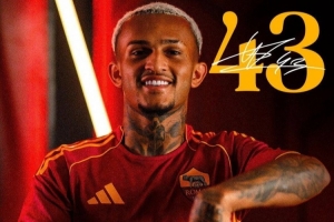 韦斯利：希望在罗马夺欧联杯&晋级欧冠，我能适应四后卫和三后卫