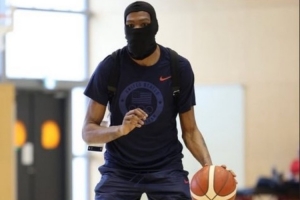 你热不热？杜兰特今日戴着忍者头套训练