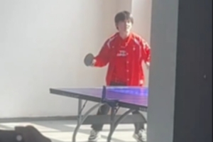 直接暴扣！JKL在WE场馆候场时打起了乒乓球