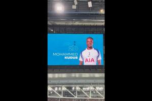 闹乌龙萨尔中圈吊射破门，球场大屏幕显示是库杜斯进球