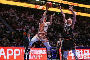 媒体人：篮球运动员真的没几个三年 而且还是在最最关键的涨球期