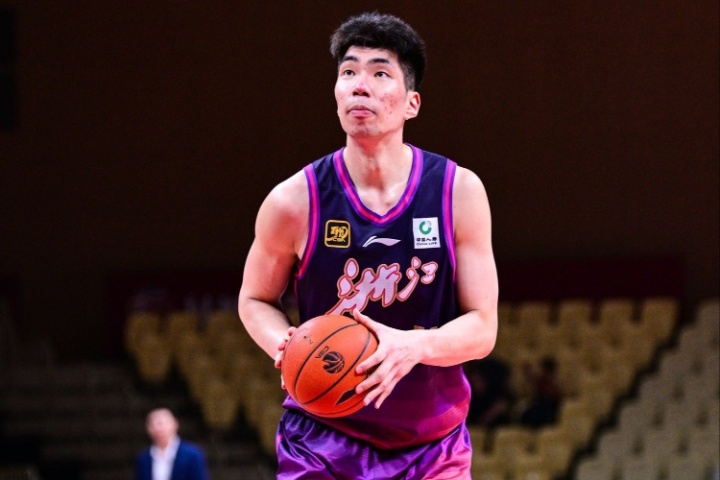 Respect！余嘉豪在毕尔巴鄂队月薪仅2000欧元 若留CBA年薪600万