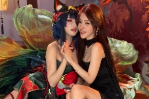 Rita分享和毛毛、COSer合照：有人主打一个板正加多余了说是