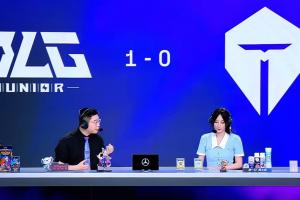 BLG回来了！诶BLG二队回来了解说席的背景BLG队标放成二队队标！