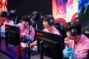 S14冠亚军的羁绊！LCK和LPL登峰组新赛段仅剩T1、BLG大场全胜！