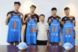 四川男篮晒4位新秀签约照：新人报道 第一堂训练课是“练习写字”