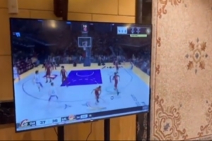 男篮亚洲杯开打前各队在酒店大厅放松 张宁用约基奇角色打2K